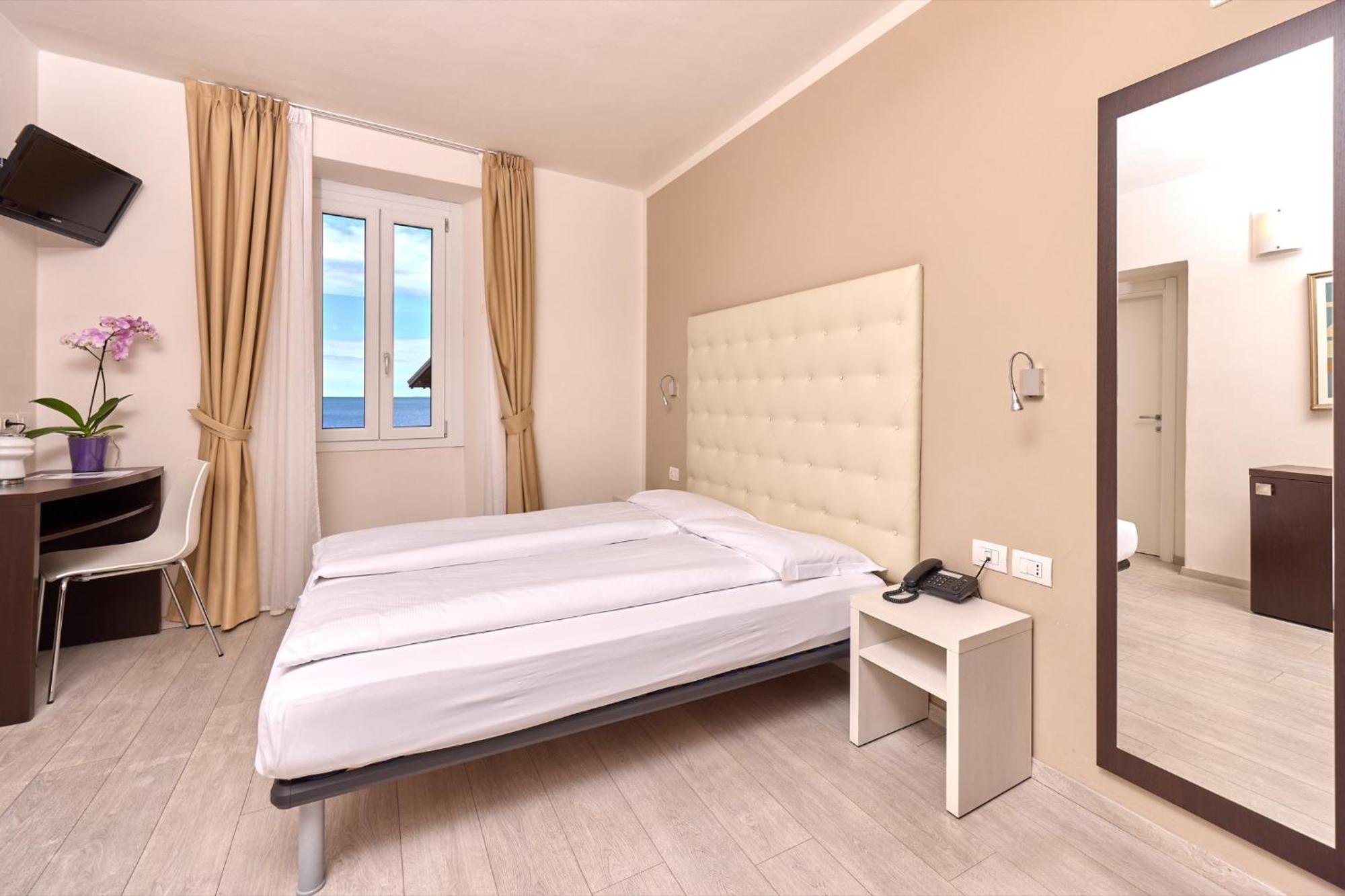 Hotel Geier Torbole Sul Garda ภายนอก รูปภาพ